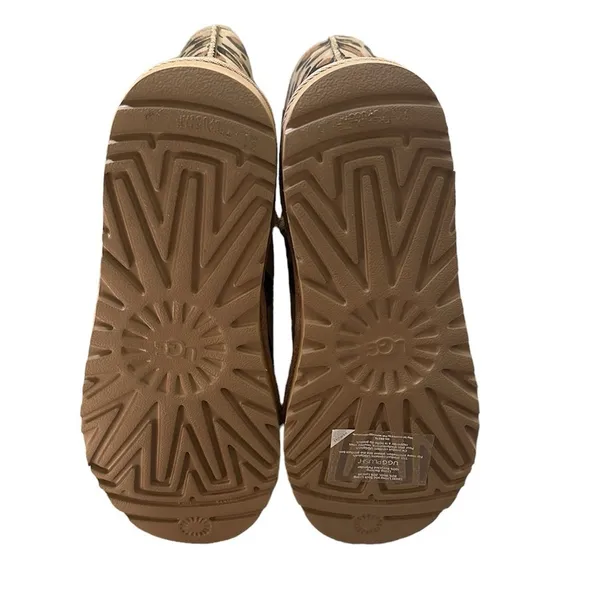 NWOB UGG Classic Short II Sheepskin Boot Leopard Print - Image 4