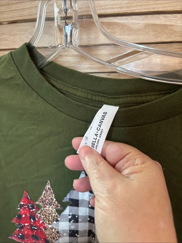 FINAL MARKDOWN Green Holiday Graphic Long Sleeve Tee Medium - Image 3