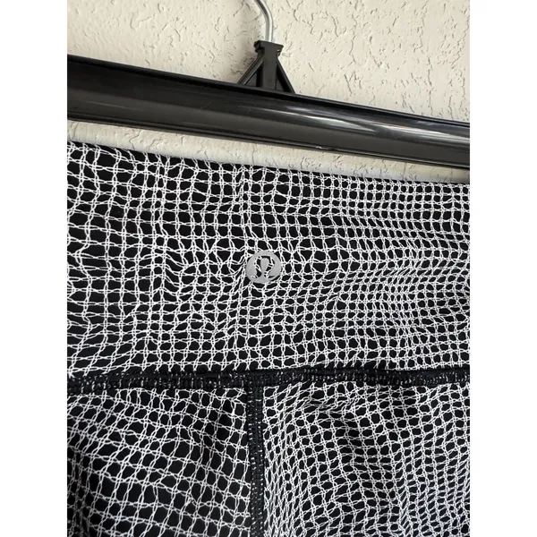 Lululemon Black White Print Legging Womens 6 Athletic Yoga Running Workout - Image 5