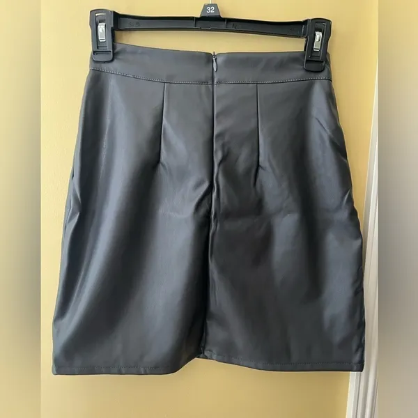 Boutique Dark gray Short faux Leather Skirt size Small - Image 2