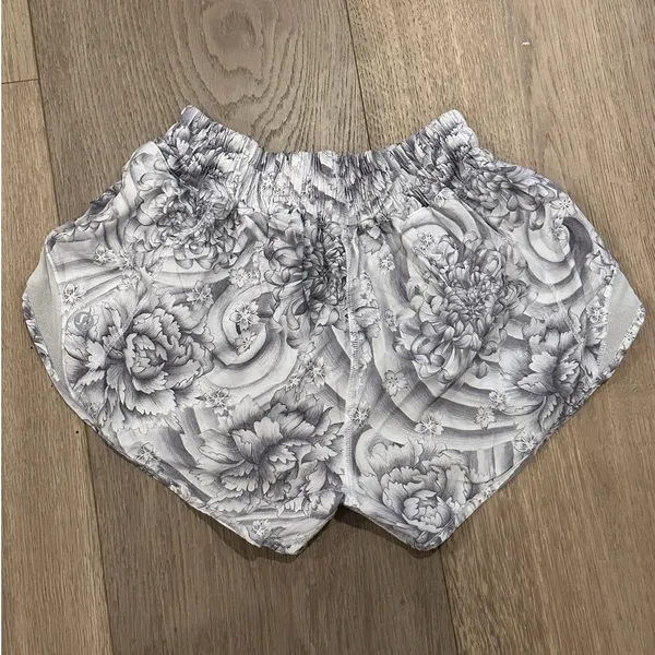 Lululemon Hotty Hot Shorts 2.5" - Grey Pattern - Image 2