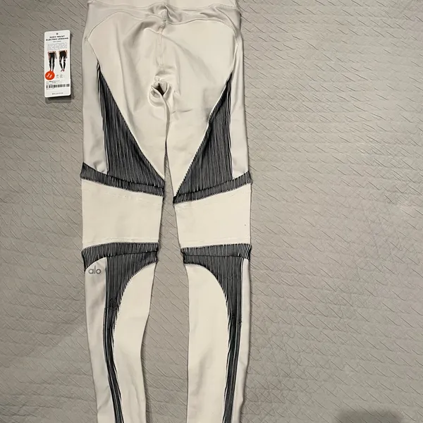 ALO High- Waisted Electric Leggings in Bone / Black SMALL - Image 6