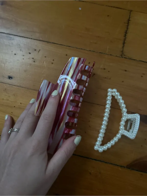 Set of two claw clips pearl and red - Image 2