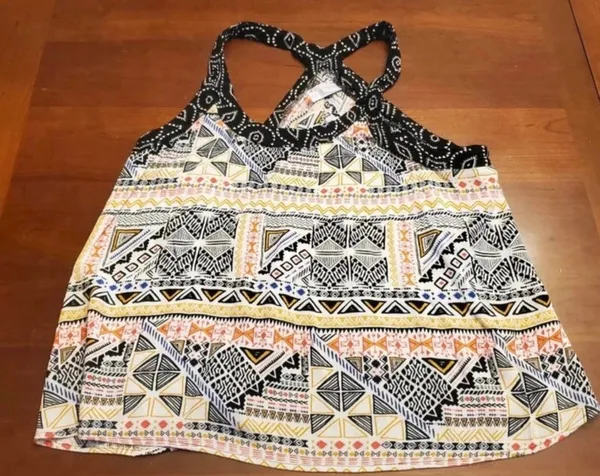 Xhilaration ladies sleeveless blouse is a junior size XL. - Image 4