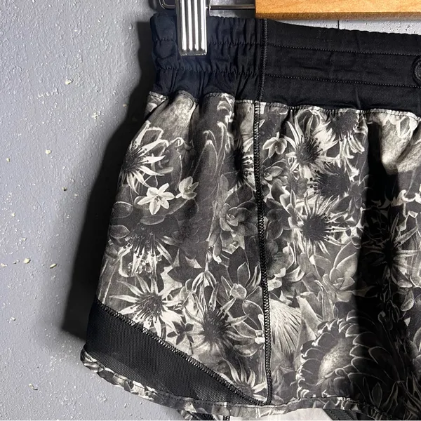 Lululemon Hotty Hot Short Flowabunga Black Angel Wing / Black. Size 8 - Image 9