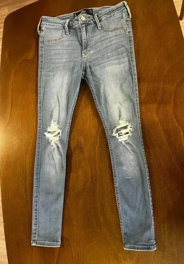 HOLLISTER ― 5 SHORT ― MID-RISE JEAN LEGGING Distressed Light Wash Jeans - Image 3