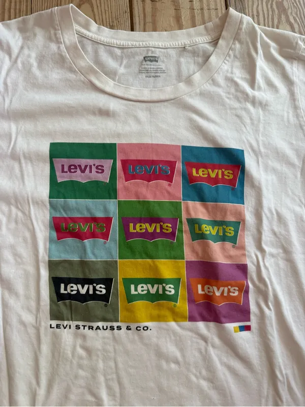 Levi's Graphic T-Shirt size 2x - Image 2