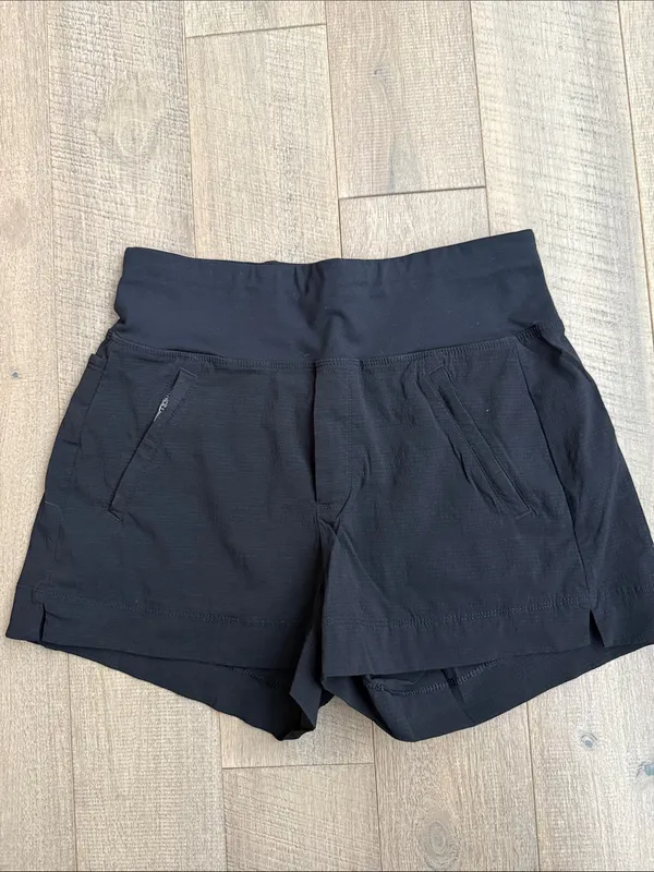Athleta Trekkie North Short Black Size 0 - Image 3