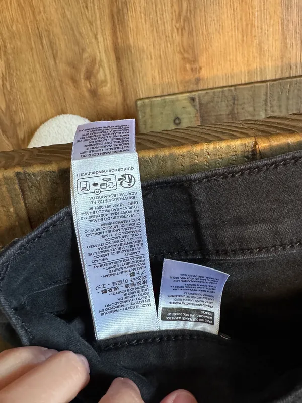 Levi’s 318 SHAPING WIDE LEG soft black women’s jeans - Image 3
