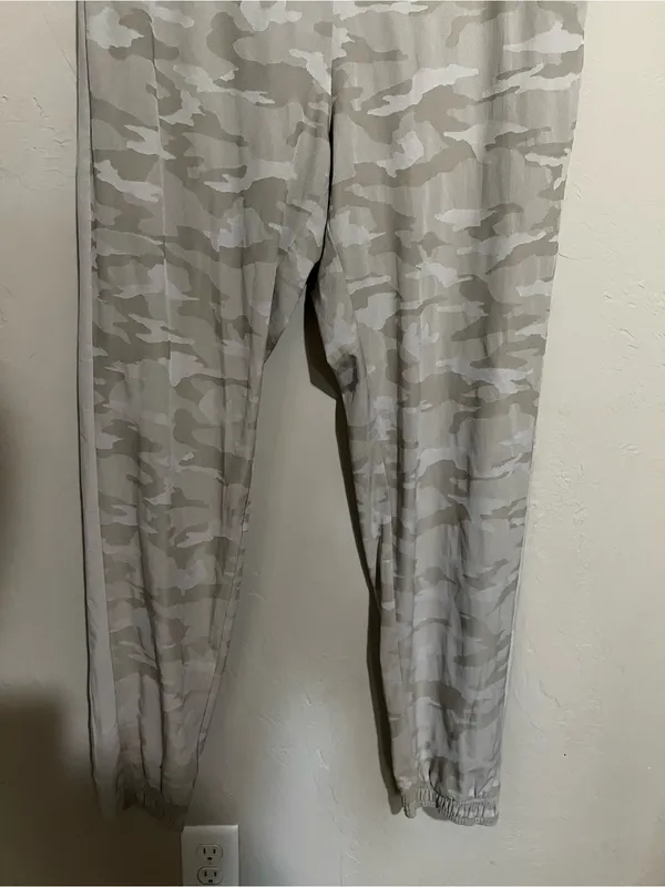 Athleta Brooklyn Textured Cream Camo Tall Jogger Travel Performance‎ Pants - Image 4