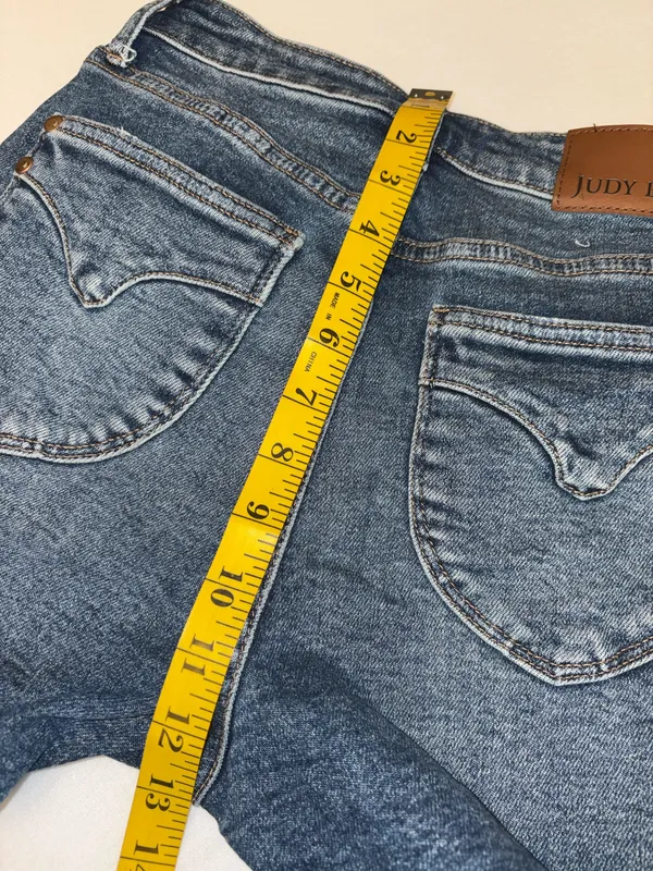 Judy Blue Medium Wash High-Rise Jean Shorts Button/Zip closure Size Small - Image 5