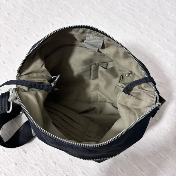 Baggallini crossbody shoulder black bag zipper purse - Image 7