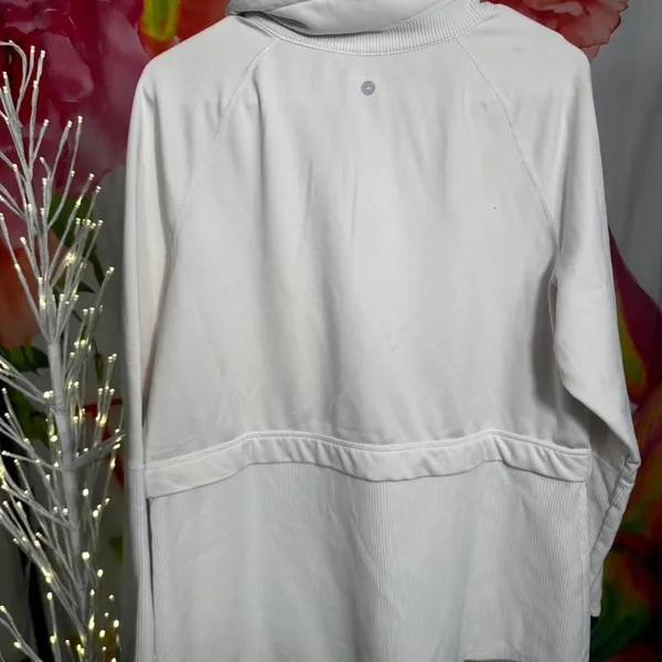 N206. White Avia hoodie with half zip - Image 3