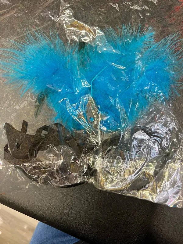 Blue feathered mask with gold glitter and blue feathers - Image 2