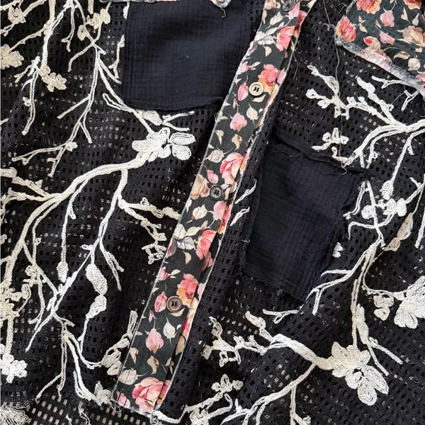 NWT- POL Carly Crochet Patchwork Laser Cut Floral embroidered shirt size large - Image 5
