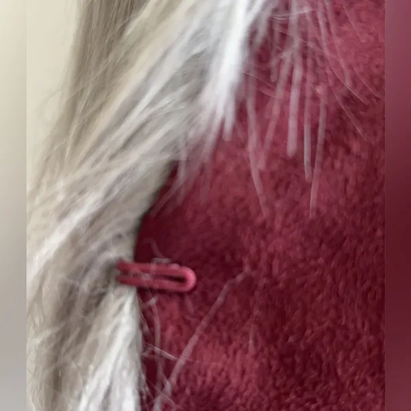Lisa Rinna Collection Faux Fur Ombré Vest Size Medium. Silver/ maroon - Image 10