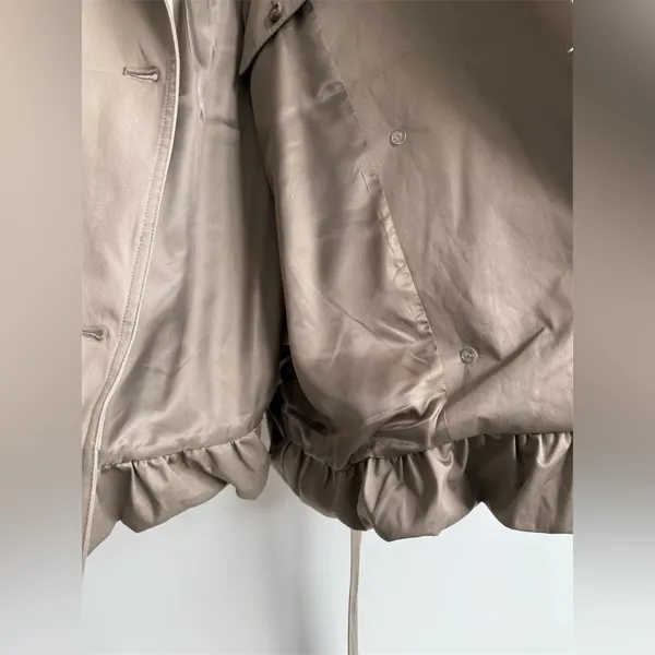 Helsa Short Bubble Hem Trench in Stone S - Image 12