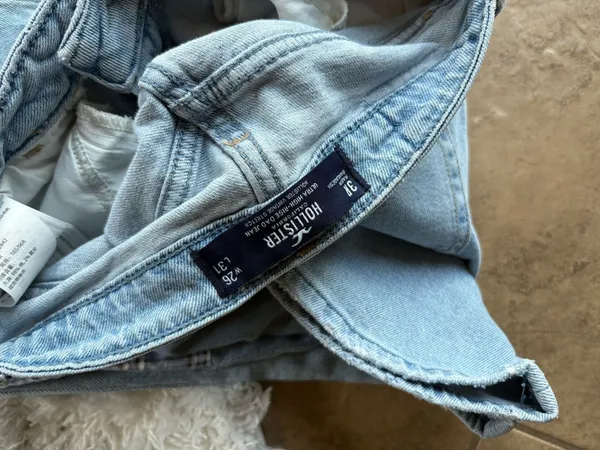 Hollister High-Waisted Patchwork Jeans - Image 5