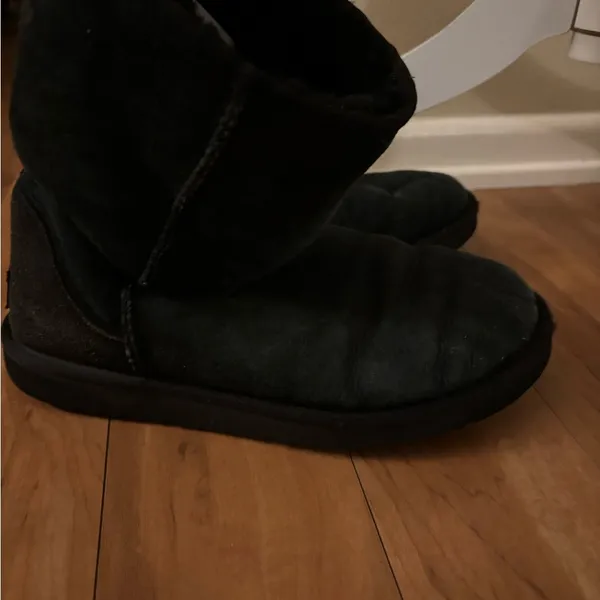 UGG Black Short Classic  Boots Size 6W - Image 3