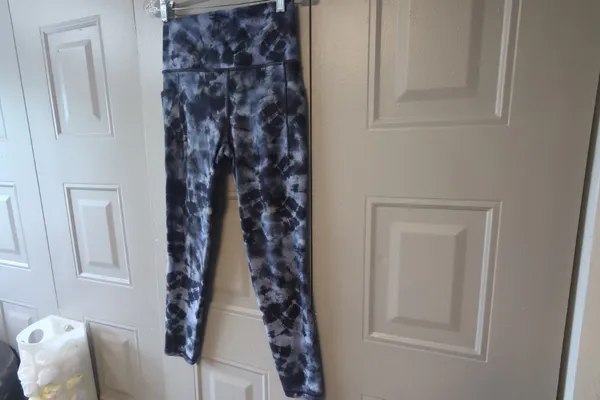 Athleta tie dye leggings Salutation Stash Pocket Tight Leggings Workout Stretch in blue size small. - Image 3