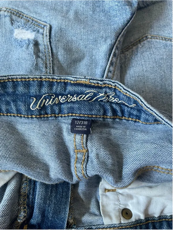 Universal Threads Women's Universal Thread Distressed Jean Shorts Blue Size 12 - Image 3