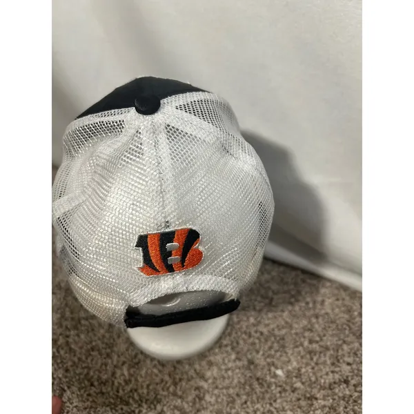 Woman's Cincinnati Bengals T-Shirt and New Era 9FORTY Trucker Hat Set Black - Image 6