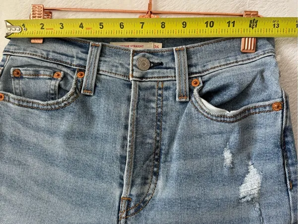 Levi’s Wedgie Straight Jeans Women’s Size 26 Light Wash Distressed Raw Hem - Image 10