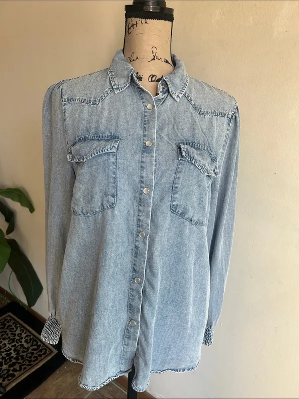 Jane + Delancey Chambray Snap Close Top Size Medium - Image 2