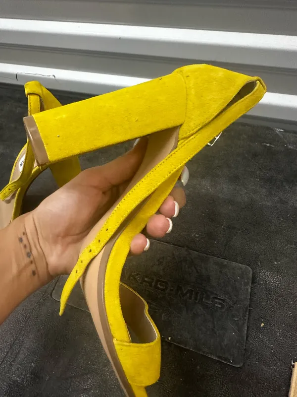 Heels Yellow Size 7.5 - Image 6