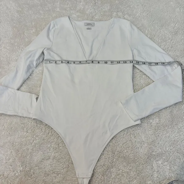 Aritzia Babaton Contour Womens L VNeck Long Sleeve White Preppy College Minimalist Glam - Image 3