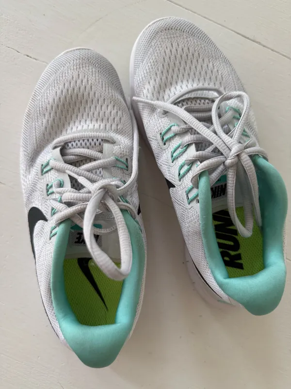 Nike women’s runnning shoe size 6 - Image 2