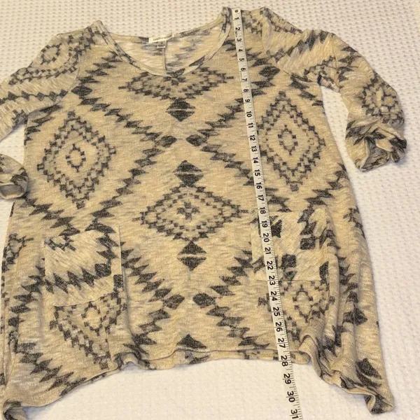JohnPaulRichard M Southwest Boho Geometric Sweater Tan Gray Tunic Sharkbite Hem - Image 14