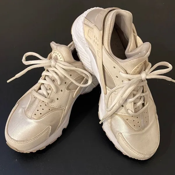 Nike Air Huaraches‎ Sneakers. Size 7.5 Cream - Image 6