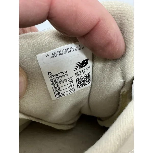 Womans Excellent Condition New Balance 577 Walking Sneakers 6.5 Beige - Image 6
