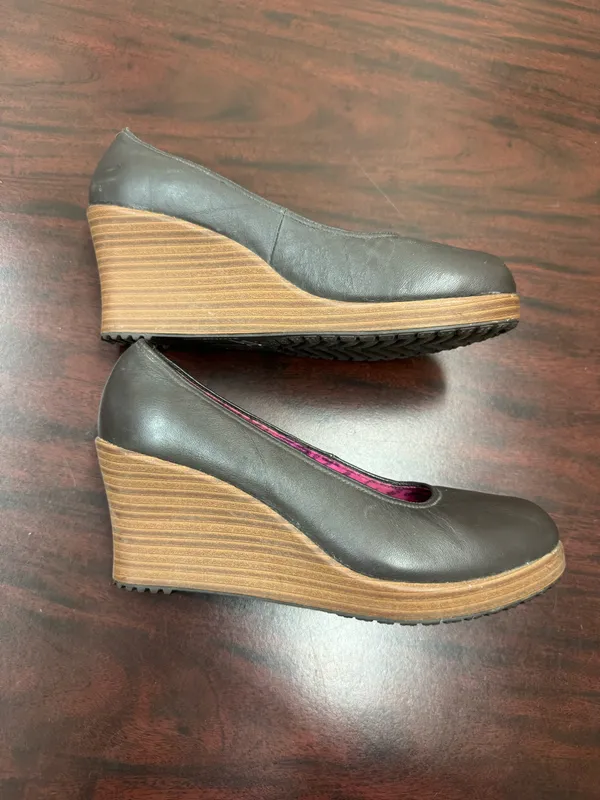 Crocs Brown Heeled Wedge A-Leigh Closed Toe Slip On Shoes Size 7.5 - Image 4