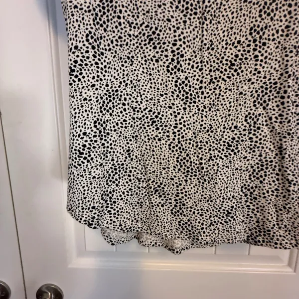Old Navy Luxe V-Neck Tee Small Black White Speckled Animal Print Short Sleeve - Image 4