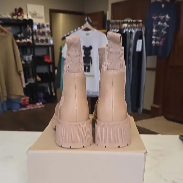 Stylish Tan Ankle Boots Size 7 - Image 10