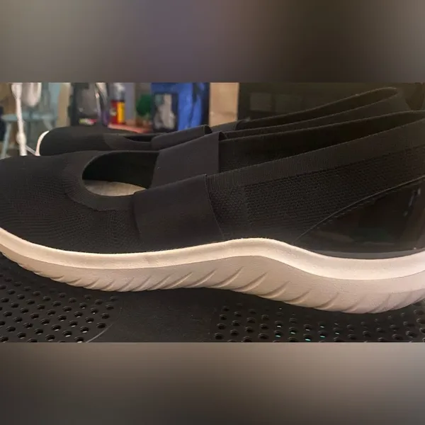 Clarks nova al black slip ons size 9.5 - Image 2