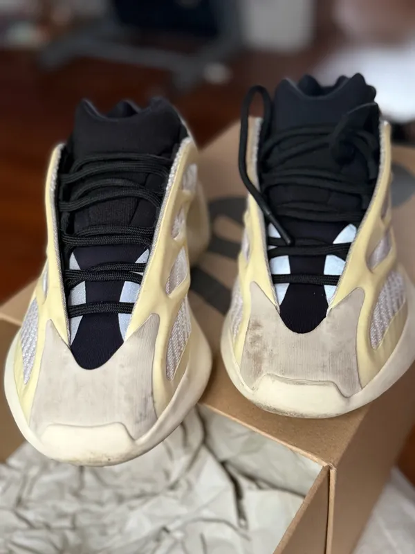 Yeezy 700 V3 - Image 3