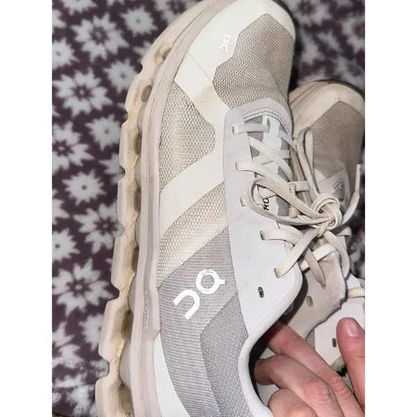On cloud cloud runner white shoes - Image 4