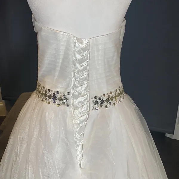 Women’s White Wedding Dress Sleeveless Corset Back Silver Beading Size 8 NWOT - Image 7