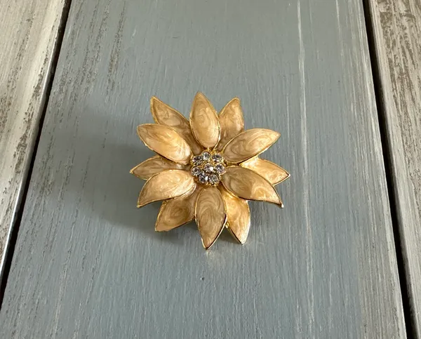 Flower Power Vintage Brooch Gold Tone W Beige Enamels Sparkly Rhinestones - Image 3