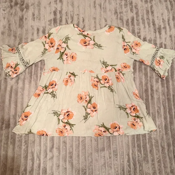 Blu Pepper Women’s Floral Bell Sleeve Top Size Small Sage Green‎ Peplum Blouse - Image 3