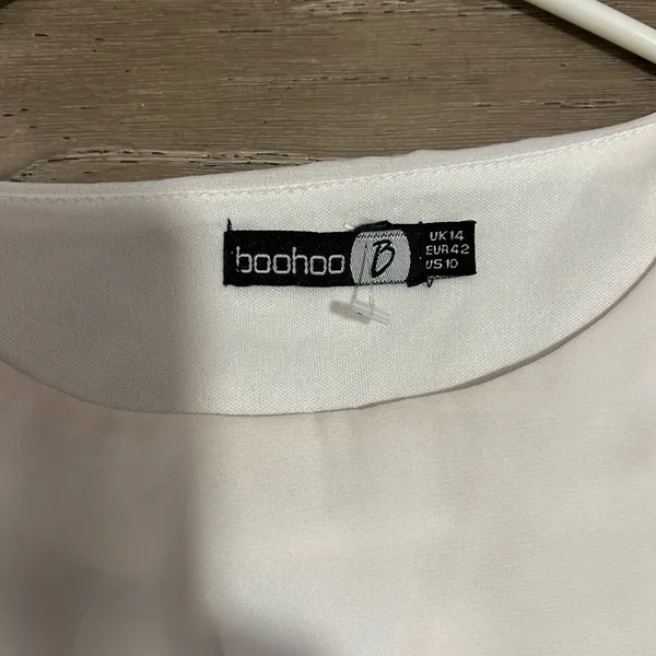 Boohoo White and Gold Sequin Dress - Image 4