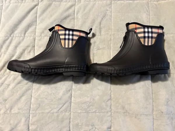 Burberry Boots - Image 3