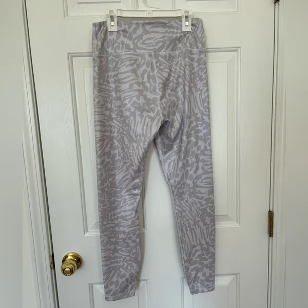 Good American leopard print white and silver leggings - Image 6