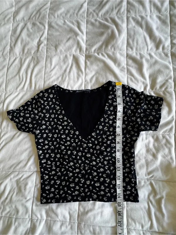Brandy Melville Navy Floral Crop Top - Image 8