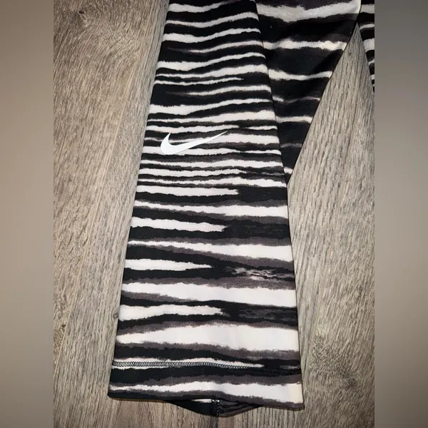 Nike Pro Women's Small Capri Length Compression Athletic Leggings Tiger Striped - Image 4
