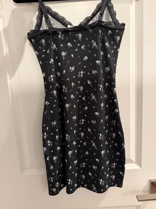 Black mini dress with floral print and lace trim - Image 3