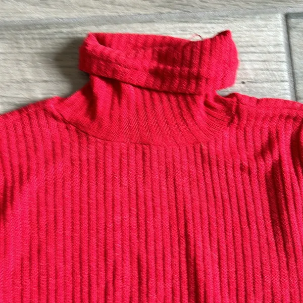 Red ribbed turtleneck with cuffed sleeves - Image 2